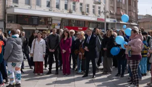 Osijek, 2. 4. 2026., Svjetski dan autizmaautizam; svjetski dan autizma; Trg Ante Sarčevića; plavi baloni