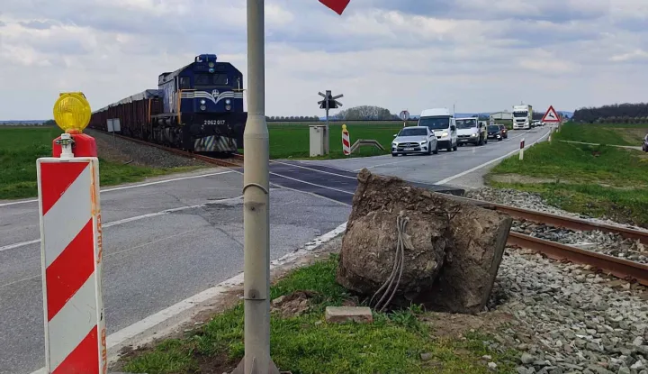 U prometnoj nesreći sru&scaron;en polubranik i uređaj za zatvaranje rampe na prijelazu &Scaron;vajcarnica - Čeminac