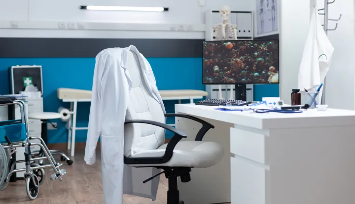 Computer with covid19 illustration on screen standing on desk in empty office room during global pandemic. Modern hospital room equipped with professional medical instruments. Virus cell imageobiteljska medicina ordinacija doktor liječnik freepik