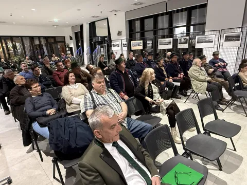 Diplomirani inženjer &scaron;umarstva, Zvonimir Grgljanić, predstavio je u vinkovačkoj Gradskoj knjižnici svoju knjigu naslovljenu "Priče o ritskim &scaron;umama Vukovarskih dunavskih ada &ndash; Homilije o vremenu". Knjiga ima 248 stranica tvrdog uveza, lektorica je prof Vlasta Markasović, grafički urednik je Dražen Bota, a recenzenti su Mario Božić i Željko Majer. Sažetak na njemačkom napisala je prof Rejhana Nuhanović Tadijan.