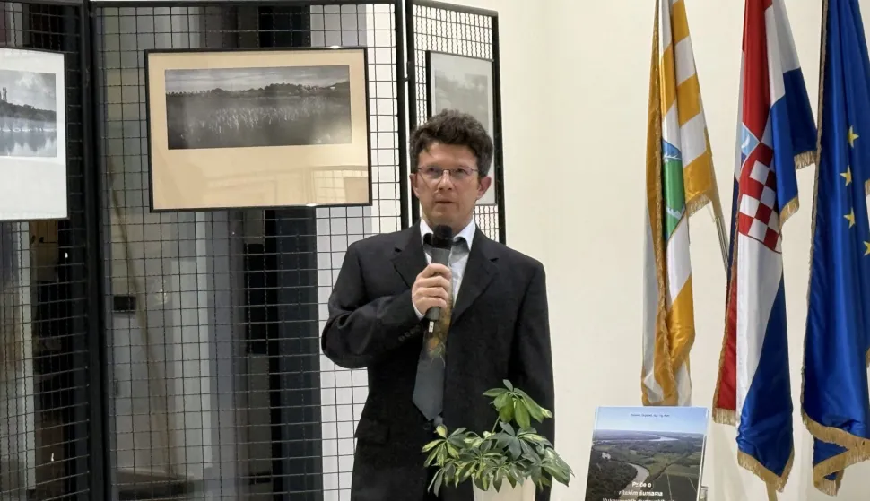 Diplomirani inženjer &scaron;umarstva, Zvonimir Grgljanić, predstavio je u vinkovačkoj Gradskoj knjižnici svoju knjigu naslovljenu "Priče o ritskim &scaron;umama Vukovarskih dunavskih ada &ndash; Homilije o vremenu". Knjiga ima 248 stranica tvrdog uveza, lektorica je prof Vlasta Markasović, grafički urednik je Dražen Bota, a recenzenti su Mario Božić i Željko Majer. Sažetak na njemačkom napisala je prof Rejhana Nuhanović Tadijan.