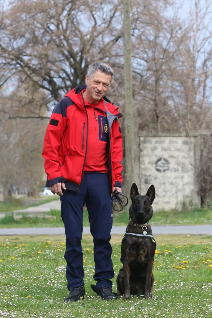 Osijek 26. 03. 2026, Hrvoje Domazetović, član HGSS-a Osijek i njegova mlada nizozemska ovčarka Luna, potražni pas.snimio GOJKO MITIĆ