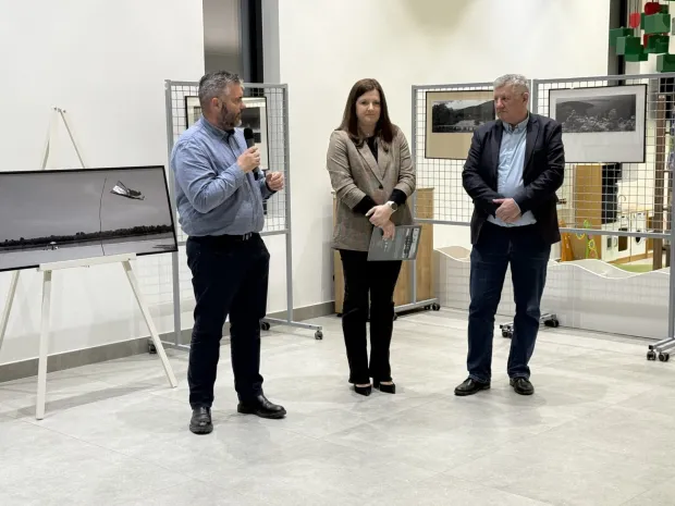 U predvorju Gradske knjižnice i čitaonice u Vinkovcima otvorena je izložba fotografija "Zemlja Rvata", poznatog, marljivog vinkovačkog autora, slobodnog umjetnika, fotografa Zvonimira Tanockog,