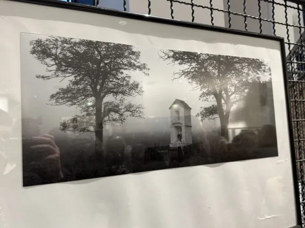 U predvorju Gradske knjižnice i čitaonice u Vinkovcima otvorena je izložba fotografija "Zemlja Rvata", poznatog, marljivog vinkovačkog autora, slobodnog umjetnika, fotografa Zvonimira Tanockog,