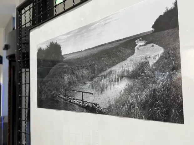 U predvorju Gradske knjižnice i čitaonice u Vinkovcima otvorena je izložba fotografija "Zemlja Rvata", poznatog, marljivog vinkovačkog autora, slobodnog umjetnika, fotografa Zvonimira Tanockog,