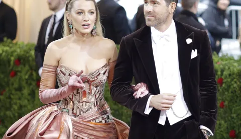 epa09923329 Ryan Reynolds (R) and Blake Lively on the red carpet for the 2022 Met Gala, the annual benefit for the Metropolitan Museum of Art's Costume Institute, in New York, New York, USA, 02 May 2022. The event coincides with the Met Costume Institute's 'In America: An Anthology of Fashion' which opens 05 May 2022 concludes 05 September 2022. EPA/JUSTIN LANE