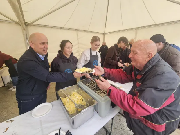 Župan Ivan Bosančić uključio se u podjelu posnog obroka