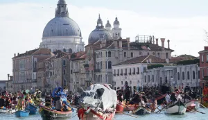 epa11900377 The giant Pantegana leads the procession of boats on the Grand Canal, marking the opening of the Venetian Carnival dedicated to the 'Time of Casanova' in Venice, Italy, 16 February 2025. EPA/ANDREA MEROLA