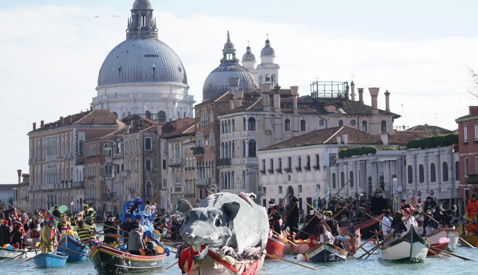 epa11900377 The giant Pantegana leads the procession of boats on the Grand Canal, marking the opening of the Venetian Carnival dedicated to the 'Time of Casanova' in Venice, Italy, 16 February 2025. EPA/ANDREA MEROLA