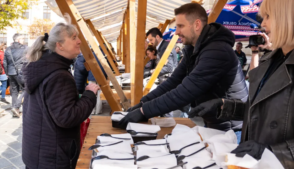 Osijek, 3. 4. 2026., Podjela fi&scaron;a, Trg Sv. Trojstva, TvrđaIvan Radić; fi&scaron;; podjela fi&scaron;a; Uskrs; Veliki Petak; post; riba; Grad Osijek