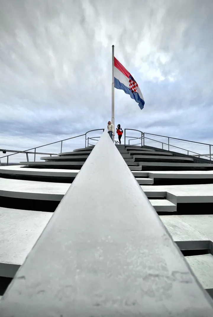 Vukovar, 14. 11. 2024., Vukovar - reportaža, vodotoranj, pastoralni centar, imena poginulih ploča, hotel Dunav, centar grada, memorijalno grobljeSNIMIO BRUNO JOBST