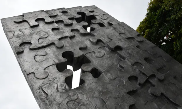 23.08.2022., Slavonski Brod - Memorijalni park i spomen obiljezje "Prekinuto djetinjstvo" podignuti su u znak sjecanja na 402 djeteta poginula u Domovinskom ratu u Hrvatskoj. Spomen-obiljezje podignuto je na inicijativu Zajednice udruga hrvatskih civilnih stradalnika Domovinskog rata, a nastao je prema idejnom rjesenju Petra Dolica i Petre Toncic Lipovscak. Simbolizira slagalicu s dvije praznine koje predstavljaju nedovrsenu djecju igru, mladost i prekinute zivote za ciju preranu smrt jos uvijek nitko nije odgovarao. Izbor mjesta pijeteta ima uporiste u tuznoj cinjenici da je u Slavonskom Brodu tijekom 1991. i 1992. godine od srbo-cetnickih pojektila smrtno stradalo cak 28 najnevinijih zrtava rata. Gotovo cijeli jedan razred. Photo: Ivica Galovic/PIXSELL