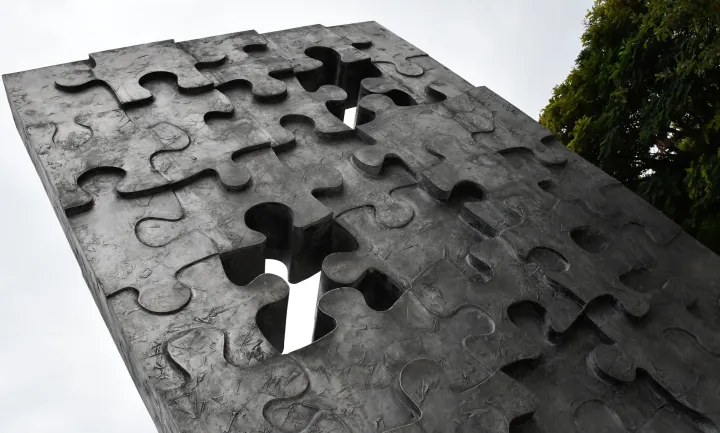 23.08.2022., Slavonski Brod - Memorijalni park i spomen obiljezje "Prekinuto djetinjstvo" podignuti su u znak sjecanja na 402 djeteta poginula u Domovinskom ratu u Hrvatskoj. Spomen-obiljezje podignuto je na inicijativu Zajednice udruga hrvatskih civilnih stradalnika Domovinskog rata, a nastao je prema idejnom rjesenju Petra Dolica i Petre Toncic Lipovscak. Simbolizira slagalicu s dvije praznine koje predstavljaju nedovrsenu djecju igru, mladost i prekinute zivote za ciju preranu smrt jos uvijek nitko nije odgovarao. Izbor mjesta pijeteta ima uporiste u tuznoj cinjenici da je u Slavonskom Brodu tijekom 1991. i 1992. godine od srbo-cetnickih pojektila smrtno stradalo cak 28 najnevinijih zrtava rata. Gotovo cijeli jedan razred. Photo: Ivica Galovic/PIXSELL