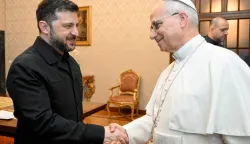(FILES) This photo taken and handout on December 9, 2025 by The Vatican Media shows Pope Leo XIV during a meeting with Ukraine's President Volodymyr Zelensky, in Castel Gandolfo. Pope Leo XVI spoke on April 3, 2026 with the presidents of Israel and Ukraine, discussing the ongoing wars and the need for peace. The American-born pontiff spoke by telephone with Israel's Isaac Herzog and, separately, Ukraine's Volodymyr Zelensky, in which the humanitarian situation in each war zone was discussed, the Vatican said. (Photo by Handout/VATICAN MEDIA/AFP)/RESTRICTED TO EDITORIAL USE - MANDATORY CREDIT "AFP PHOTO/VATICAN MEDIA" - NO MARKETING - NO ADVERTISING CAMPAIGNS - DISTRIBUTED AS A SERVICE TO CLIENTS