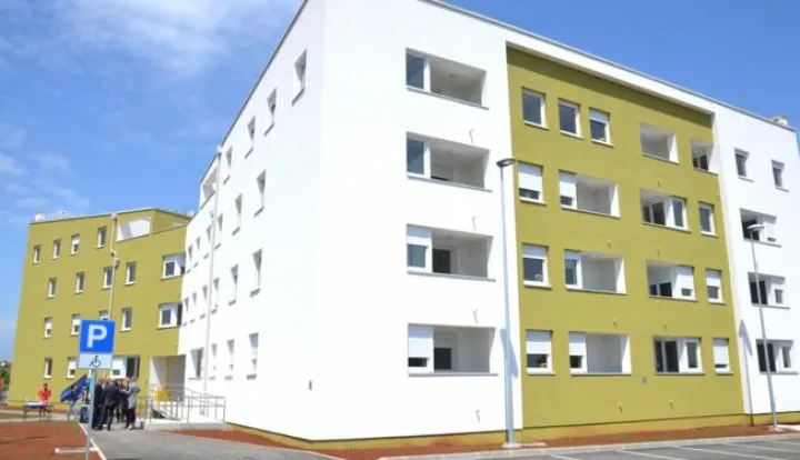 12.05.2017., Umag - Od danas je 50 obitelji u novim POS-ovim stanovima. Ministar graditeljstva i prostornog uredjenja Lovro Kuscevic sudjelovao je na svecanosti podjele kljuceva kupcima stanova po programu poticane stanogradnje (POS) na lokaciji Komunela Potok. Uz ministra Kuscevica, svecanosti su prisustvovali i gradonacelnik Grada Umaga Vili Bassanese te direktor Agencije za pravni promet i posredovanje nekretninama Goran Bradic. Rijec je o visestambenoj gradjevini s 50 stanova cija je investicijska vrijednost 21.050.000,00 kuna od cega je 4.000.000,00 kuna poticajnih sredstava Republike Hrvatske. Photo: Dusko Marusic/PIXSELL------1 stupac colornovosit