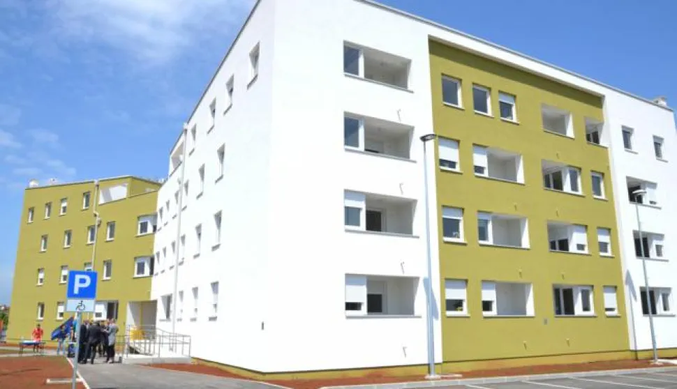 12.05.2017., Umag - Od danas je 50 obitelji u novim POS-ovim stanovima. Ministar graditeljstva i prostornog uredjenja Lovro Kuscevic sudjelovao je na svecanosti podjele kljuceva kupcima stanova po programu poticane stanogradnje (POS) na lokaciji Komunela Potok. Uz ministra Kuscevica, svecanosti su prisustvovali i gradonacelnik Grada Umaga Vili Bassanese te direktor Agencije za pravni promet i posredovanje nekretninama Goran Bradic. Rijec je o visestambenoj gradjevini s 50 stanova cija je investicijska vrijednost 21.050.000,00 kuna od cega je 4.000.000,00 kuna poticajnih sredstava Republike Hrvatske. Photo: Dusko Marusic/PIXSELL------1 stupac colornovosit