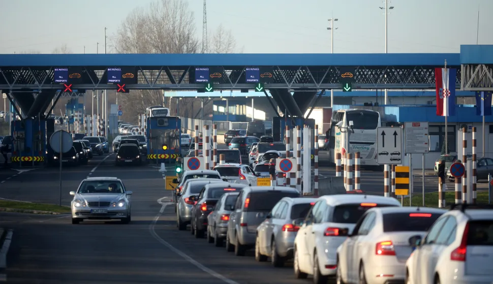 02.01.2022., Stara Gradiska - Guzva na granicnom prijelazu Stara Gradsika nakon ulaska u shengenski prostor. Photo: Armin Durgut/PIXSELL