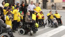 27.01.2014., Pula - Mirni prosvjed "pomozimo djeci s invaliditetom" u centru grada odakle je kolona roditelja s djecom krenula do istrske zupanije gdje im se pridruzio zamjenik zupana Miodrag Cerina. Prosvjed je ogranizirala facebook grupa nezadovoljna odnosom Vlade RH prema osobama s invaliditetom i djeci s teskocama u razvoju. Photo: Dusko Marusic/PIXSELL------1 stupac colornovosti