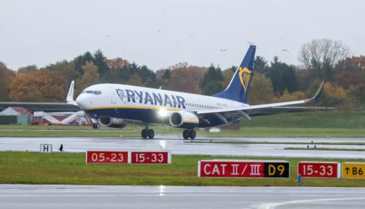 epa05612770 A Boeing 737-800 airplane of the Irish low-cost carrier Ryanair touches down at the airport in Hamburg, Germany, 01 November 2016. Ryanair has stationed two Boeing 737-800 airplanes at Hamburg airport and thus opened a new base. EPA/DANIEL BOCKWOLDT