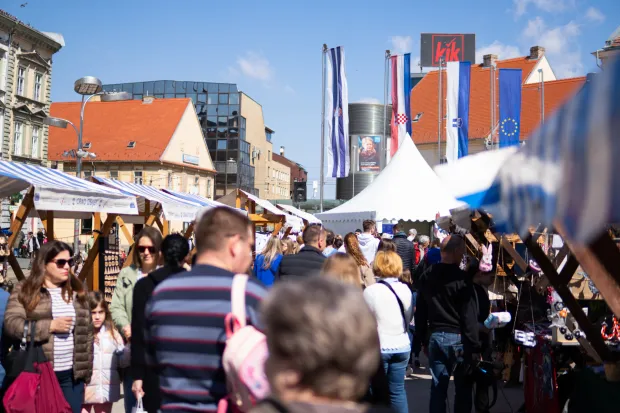 Osijek, 4. 4. 2026., Motozeke; Trg A. StarčevićaUskrs; program; sajam; djeca; gužva; posjetitelji; blagdan; motoklub