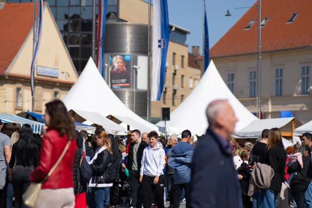 Osijek, 4. 4. 2026., Motozeke; Trg A. StarčevićaUskrs; program; sajam; djeca; gužva; posjetitelji; blagdan; motoklub