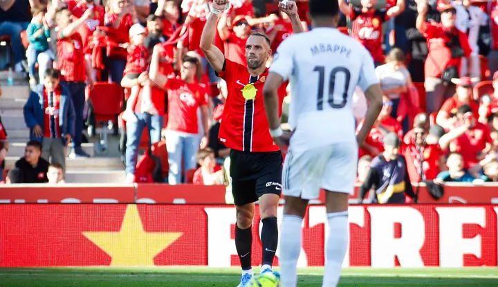 Real Mallorca's Kosovo forward #07 Vedat Muriqi celebrates scoring his team's second goal during the Spanish league football match between RCD Mallorca and Real Madrid CF at Mallorca Son Moix Stadium in Palma de Mallorca on April 4, 2026. (Photo by JAIME REINA/AFP)