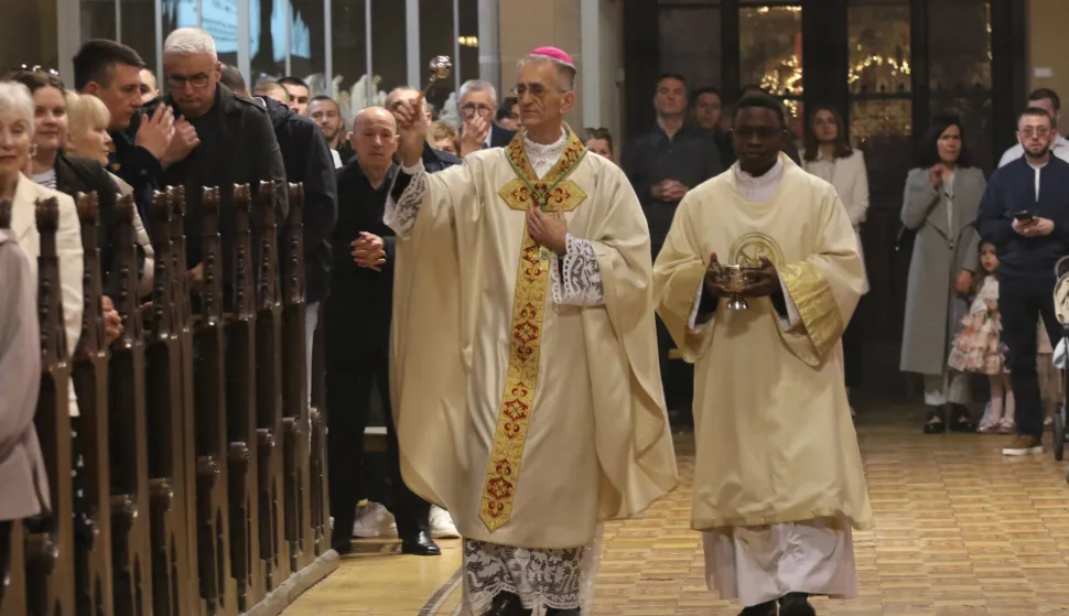 Osijek, 05. 04. 2026, Osječka konkatedrala. Uskrsno misno slavlje, misu je predvodio pomoćni biskup đakovačko osječki Mons. Ivan Ćurić. Misnom slavlju je nazočio i gradonačelnik Ivan Radić.snimio GOJKO MITIĆ