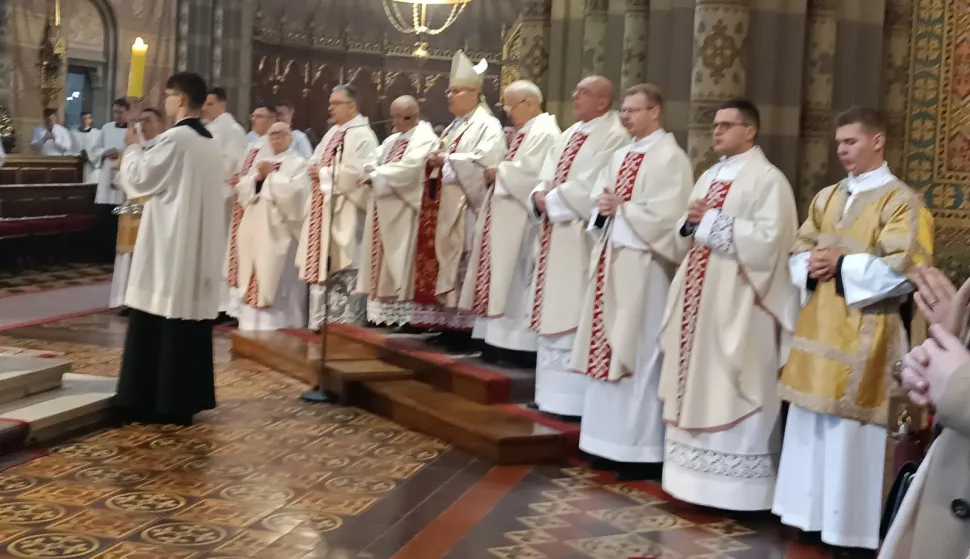 đakovosvečano misno slavlje na Uskrs u katedrali u Đakovu predvodio je đakovačko-osječki nadbiskup metropolit Đuro Hranićtravanj 2026.