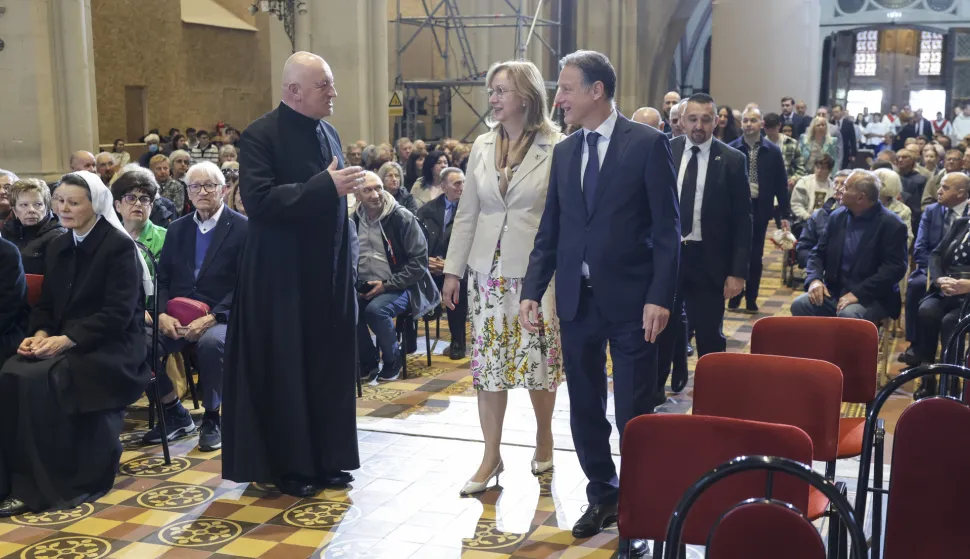 Zagreb, 05.04.2026 - &nbsp;Zagrebački nadbiskup mons. Dražen Kutle&scaron;a predvodio je misno slavlje na Uskrs u Zagrebačkoj katedrali. Na fotografiji ilustracija katedrala. Na fotografiji Gordan Jandroković i supruga Sonja Jandroković.foto HINA/ Admir BULJUBA&Scaron;IĆ/ abu