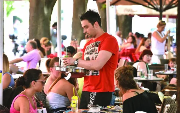 11.07.2016., Pula - Spas od velikih vrucina turisti potrazlili na plazama a domaci na terasama gradskih kafica.Photo: Dusko Marusic/PIXSELL------4 stupca colornovosit