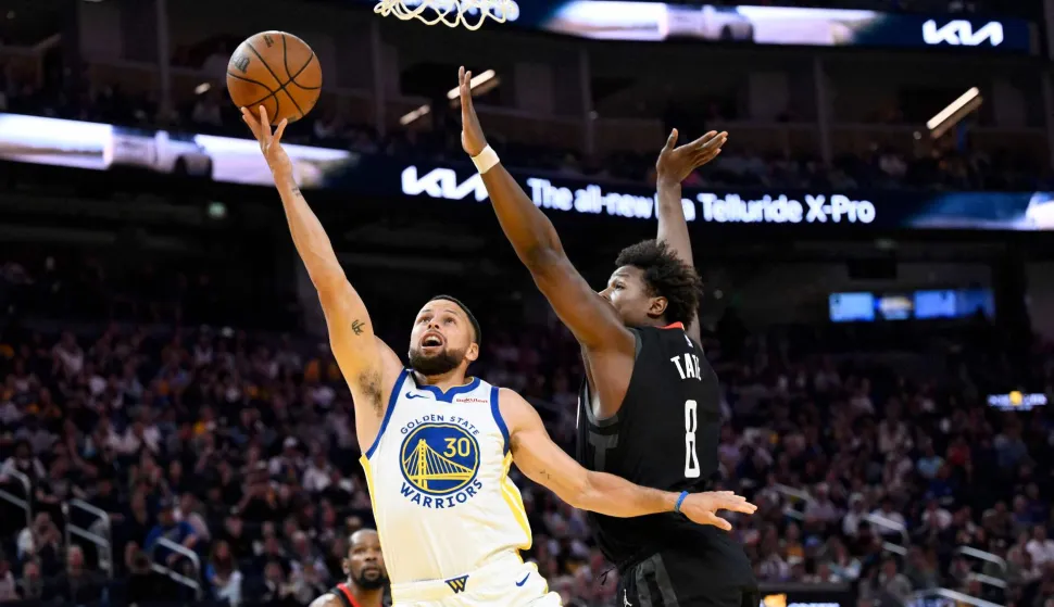SAN FRANCISCO, CALIFORNIA - APRIL 05: Stephen Curry #30 of the Golden State Warriors lays up a shot against Jae'Sean Tate #8 of the Houston Rockets in the second quarter at Chase Center on April 05, 2026 in San Francisco, California. NOTE TO USER: User expressly acknowledges and agrees that, by downloading and or using this photograph, User is consenting to the terms and conditions of the Getty Images License Agreement. Eakin Howard/Getty Images/AFP (Photo by Eakin Howard/GETTY IMAGES NORTH AMERICA/Getty Images via AFP)