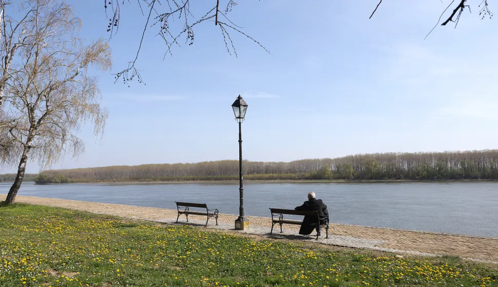 Dalj, 23. 03. 2026., Dalj, ilustracija, Dunav; &scaron;etnica uz Dunav; &scaron;etnica; promenada; rijeka; proljeće; odmor; umirovljenik; sunce; SNIMIO BRUNO JOBST