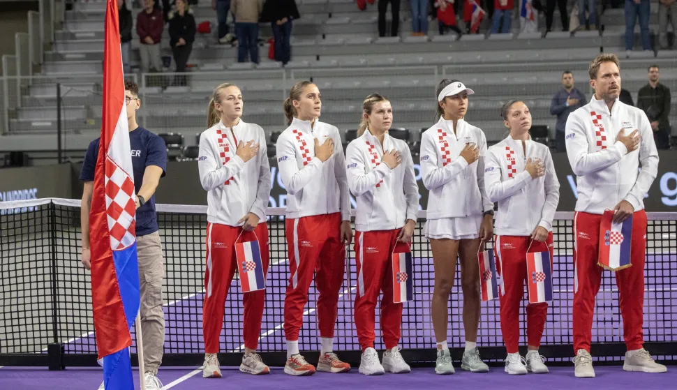 Vara?din, 15.11.2025.- Hrvatska ?enska teniska reprezentacija povela je sa 1-0 protiv Kolumbije u susretu drugog dana turnira doigravanja za plasman u elitni razred Billie Jean King Cupa, kojem je doma?in Vara?din, a prvi bod donijela je Petra Mar?inko (WTA - 117.) pobijediv?i Yulianu Lizarazo (WTA - 744.) sa 6-3, 6-0 za 72 minute. Na slici Lea Bo?kovi?, Tara Wurth, Jana Fett, Petra Mar?inko, Antonia Ru?i? i Marin Bradari?. foto HINA/ HTS/ Mario ?U?I?/ ua