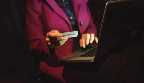 Businesswoman doing online shopping on laptop with credit card in carfreepikinternet ilustracija novac kartica