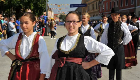 slavonija...vinkovci...13.09.2015.50. vinkovacke jeseni; djecije vinkovacke jeseni; mimohod 64 djecijih skupina sredistem grada; HKUD "M. Gubec"	Tavankutfoto gordan panic