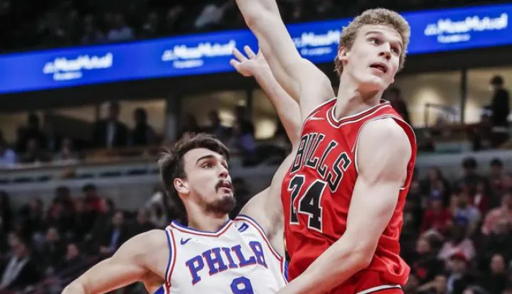 epa06397913 Chicago Bulls forward Lauri Markkanen of Finland (R) watches a shot taken by Philadelphia 76ers forward Dario Saric of Croatia in the first half of their NBA game at the United Center in Chicago, Illinois, USA, 18 December 2017. EPA/TANNEN MAURY------gn dva stupca color sport