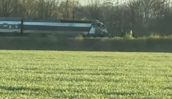 Francuski brzi vlak TGV sudario se u utorak ujutro s vojnim kamionom na pružnom prijelazu na sjeveru zemlje u blizini Calaisa, a u nesreći je strojovođa poginuo, rekao je Fabien Villedieu iz sindikata SUD Rail.