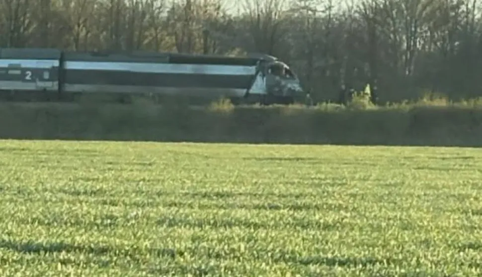 Francuski brzi vlak TGV sudario se u utorak ujutro s vojnim kamionom na pružnom prijelazu na sjeveru zemlje u blizini Calaisa, a u nesreći je strojovođa poginuo, rekao je Fabien Villedieu iz sindikata SUD Rail.