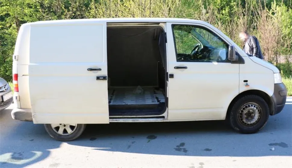 Kombijem punim ilegalnih migranata bježali policiji 