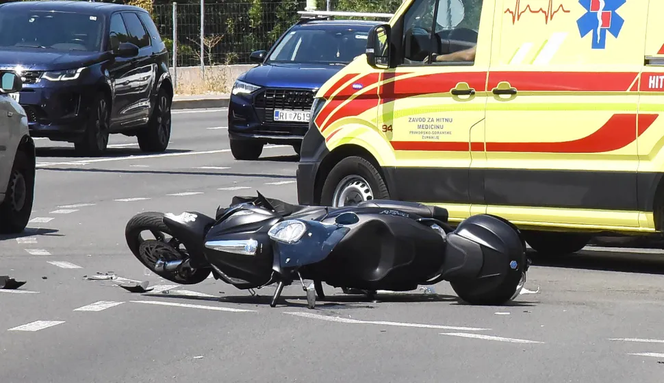RIJEKA,14.07. 2025. RIJEKAPROMETNA NESRECA U KOJOJ SU SUDJELOVALI AUTOMOBIL KIA I SKUTER PIAGGIO DOGODILA SE DANAK OKO 12 SATI NA KRIZANJU ZVONIMIROVE I ULICE RIKARDA BENCICA KOD NOVOG LISTA. PREMA PRVIM SAZNANJIMA NA SKUTERU SU SE VOZAC I SUVOZACICA, NA TERENU SU EKIPE HITNE MEDICINSKE POMOCI KOJI PRUZAJU POMOC OZLJEZENIMA DOK POLICIJA REGULIRA TRENUTNO OTEZAN PROMET TIM INACE VRLO FREKFENTNIM RASKRSCEM.SNIMIO SERGEJ DRECHSLER