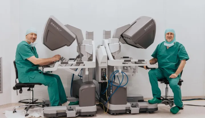 Prvih stotinu Da Vinci operacija u IMC Priora u ČepinuDr. Schon i dr. Kalem