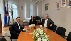 STARI JANKOVCIOpćinski načelnik Dragan Sudarević održao je u Općini Stari Jankovci radni sastanak s državnim tajnikom Ministarstva prostornoga uređenja, graditeljstva i državne imovine Darijem Ti&scaron;ovom, a glavne teme razgovora bile su raspolaganje državnim nekretninama te daljnji razvojni projekti od interesa za općinu.travanj 2026.
