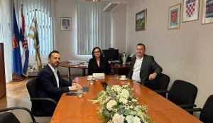 STARI JANKOVCIOpćinski načelnik Dragan Sudarević održao je u Općini Stari Jankovci radni sastanak s državnim tajnikom Ministarstva prostornoga uređenja, graditeljstva i državne imovine Darijem Ti&scaron;ovom, a glavne teme razgovora bile su raspolaganje državnim nekretninama te daljnji razvojni projekti od interesa za općinu.travanj 2026.