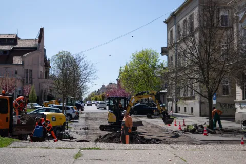 Osijek, 7. 4. 2026., Slobodnjaciradovi; gradnja; obnova; ceste; cesta; kolnik; kolnici; prometnica; prometnice; centar; promenada; Kino Urania; parking; Sakuntala park; radnici; gradnja