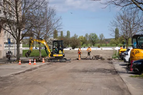 Osijek, 7. 4. 2026., Slobodnjaciradovi; gradnja; obnova; ceste; cesta; kolnik; kolnici; prometnica; prometnice; centar; promenada; Kino Urania; parking; Sakuntala park; radnici; gradnja