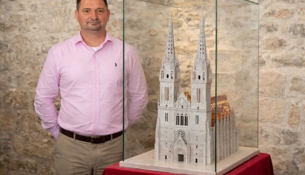 minijaturna maketa Zagrebačke katedrale, rad umjetnika Josipa Radića