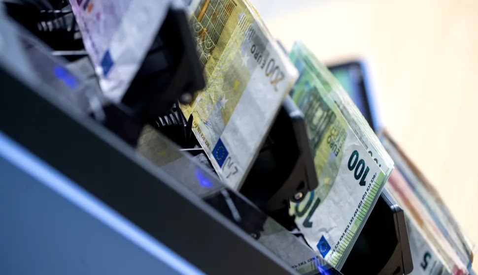 21.01.2022., Zagreb - Od 1. sijecnja 2023. godine, prema planu Vlade, platezno sredstvo u Hrvatskoj postat ce euro, a Hrvatska ce postati 20. clanica eurozone. Kuna ce time, nakon 28 godina koristenja, otici u povijest, dok ce hrvatski gradjani i sluzbeno postati korisnici eura. Ilustracija prelaska kune na euro. Photo: Igor Kralj/PIXSELL