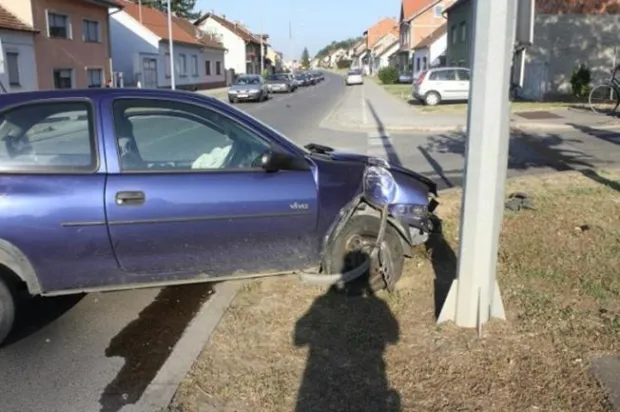 ?Vozač Opela pijan skrivio sudarPOEGA - Pijani vozač Opela (u krvi imao 2,39 promila alkohola), u Poegi je u Dubrovačkoj ulici u nedjelju oko 18 sati, počeo autom plesati po kolniku. Preavi na lijevu prometnu traku sudario se sa BMW-om ibenskih registracija kojim je upravljala 33-godinjakinja. Oboje vozača je lake ozlijeđeno. Pijani vozač Opela morao je na trijenjenje u zgradu policije.(M.Bu.)------crna2 st