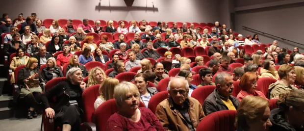 VINKOVCIPredstavom "Narikače", nastalom u koprodukciji Kazali&scaron;ta "Mika Živković" iz Retkovaca i Slavonskog putujućeg teATRA, u Gradskom kazali&scaron;tu "Joza Ivakić" počela je 23. Smotra kazali&scaron;nih amatera Vukovarsko-srijemske županije u organizaciji Zajednice amaterskih kulturno-umjetničkih dru&scaron;tava VSŽ-a.TRAVANJ 2026.