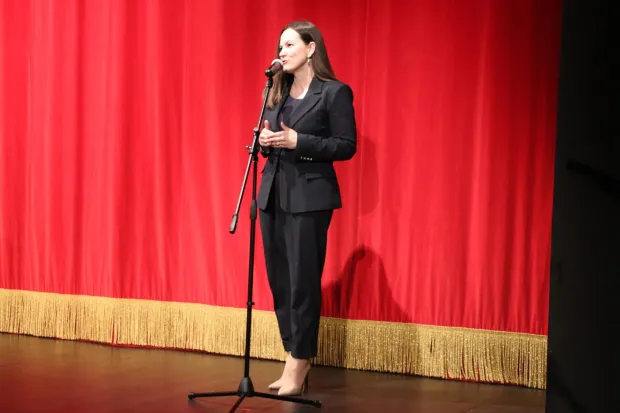 VINKOVCIPredstavom "Narikače", nastalom u koprodukciji Kazali&scaron;ta "Mika Živković" iz Retkovaca i Slavonskog putujućeg teATRA, u Gradskom kazali&scaron;tu "Joza Ivakić" počela je 23. Smotra kazali&scaron;nih amatera Vukovarsko-srijemske županije u organizaciji Zajednice amaterskih kulturno-umjetničkih dru&scaron;tava VSŽ-a.gradska pročelnica za kulturu i turizam, Marija Li&scaron;čić DrmićTRAVANJ 2026.